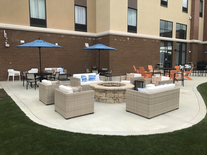 Hampton Inn & Suites Morgantown / University Town Centre 16/22