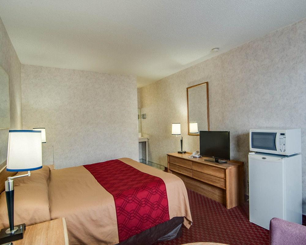 Hotel East, VA 16/23