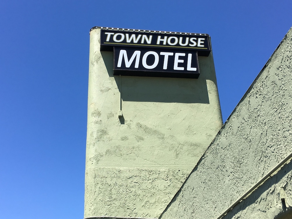 Town House Motel 2/48