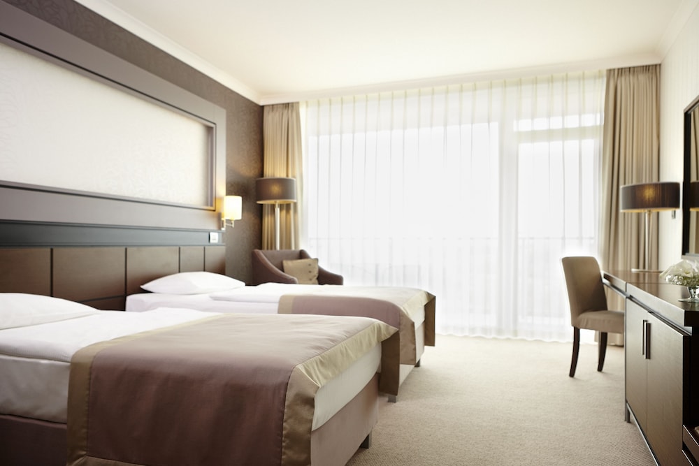ROOM, DOUBLE OR TWIN BED