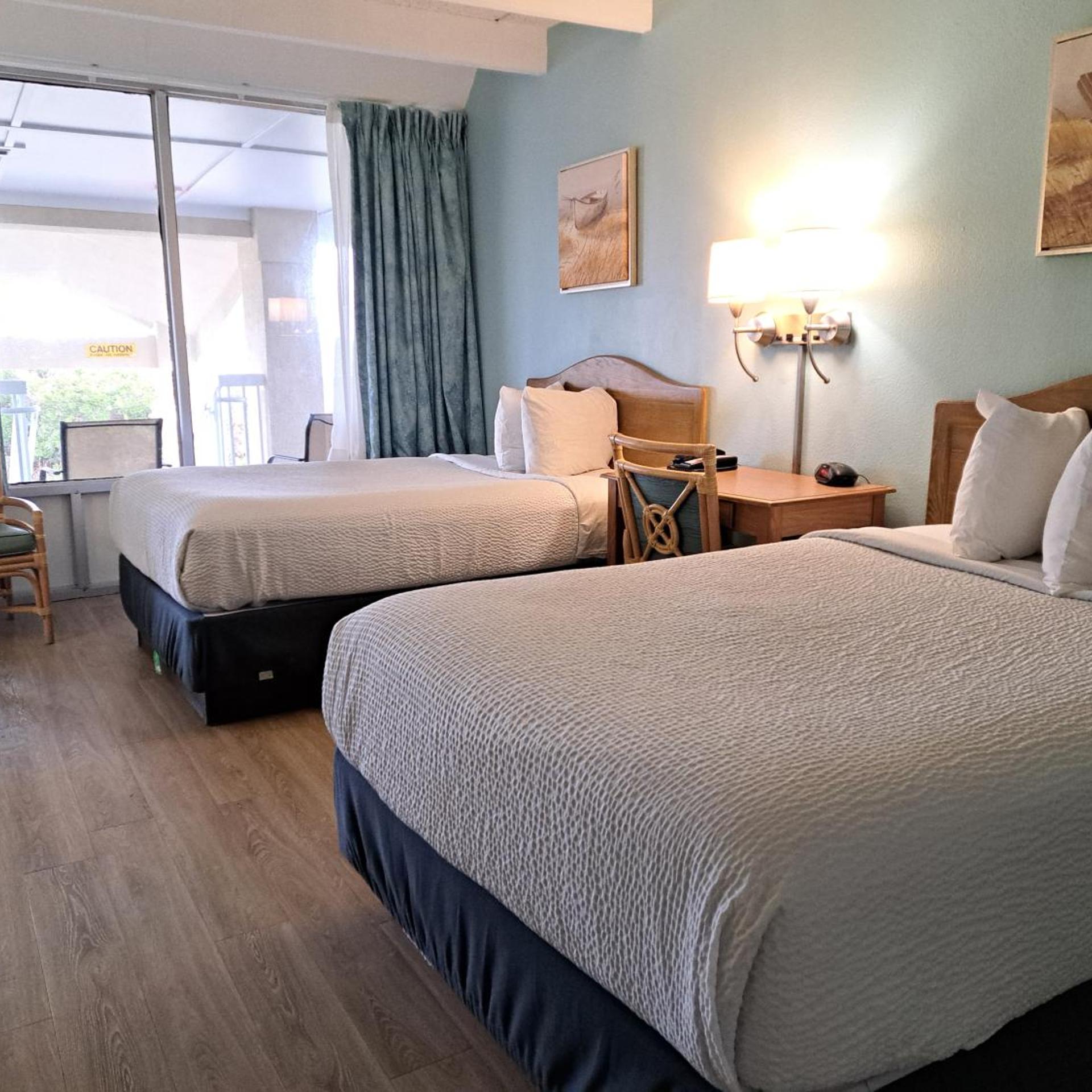 غرفة بسريرين مزدوجين بإطلالة جزئية على البحر، Days Inn & Suites By Wyndham Jekyll Island 6/10