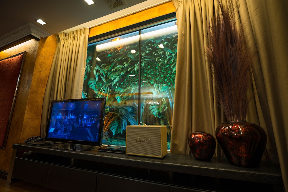 Fields Plaza Suites 27/65