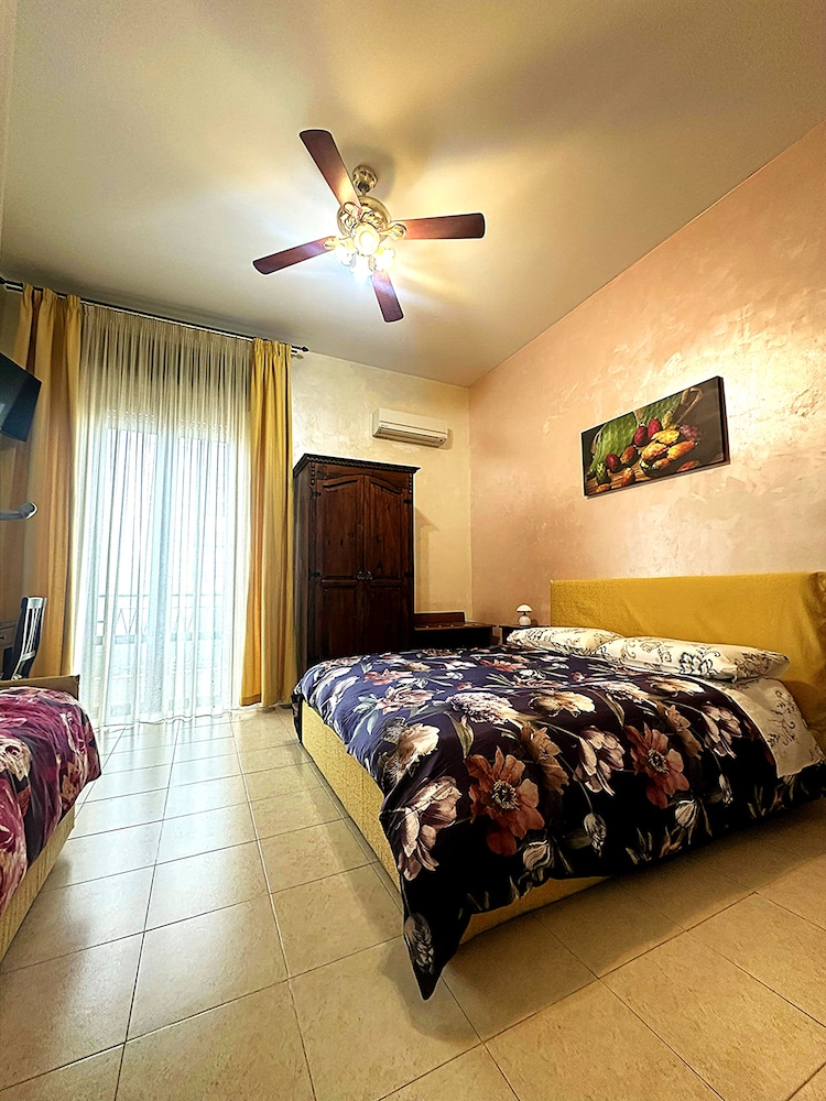 ROOM, DOUBLE BED