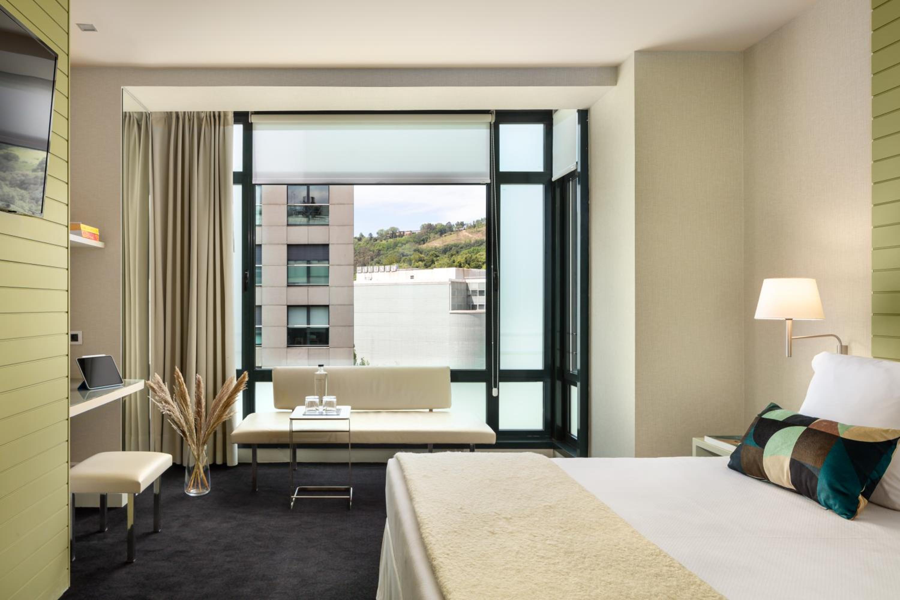 Deluxe, Queen Bed, Guggenheim View