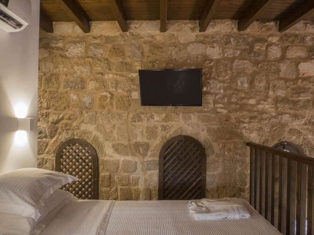 TRINITY BOUTIQUE HOTEL 39/45