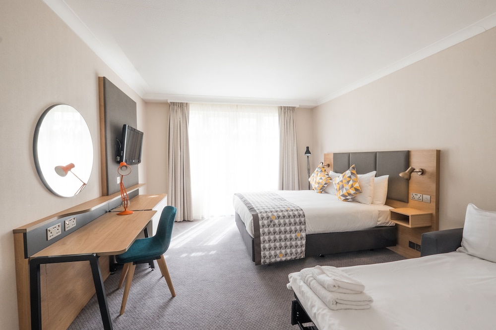 Holiday Inn Farnborough by IHG 13/74