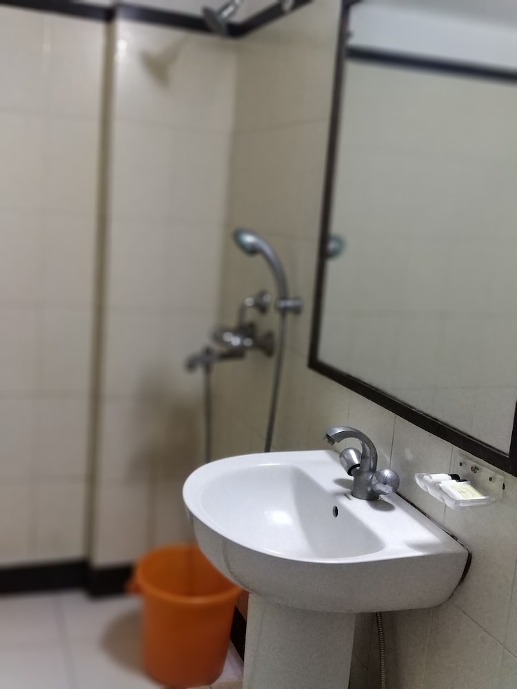 HOTEL EXECUTIVE TOWER 50/50