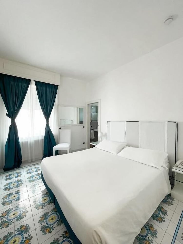 CLASSIC, DOUBLE OR TWIN BED, CITY VIEW