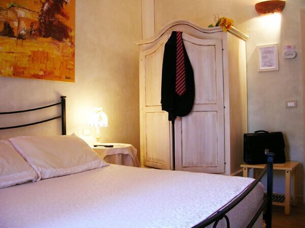ROOM, DOUBLE OR TWIN BED