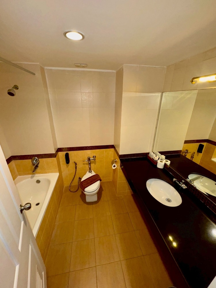 CROWN PATTAYA BEACH HOTEL 38/58