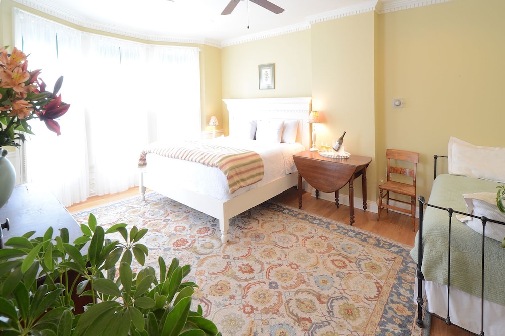 Empire, King Bed