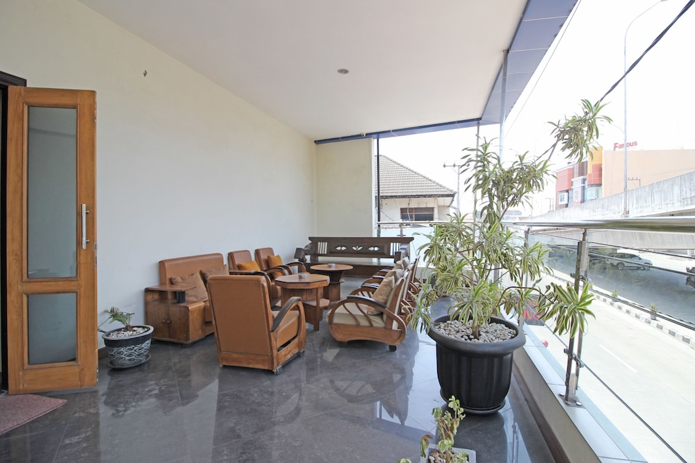 RedDoorz near UNS Solo 30/37