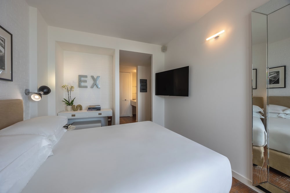 Deluxe, Queen Bed, Partial Sea View