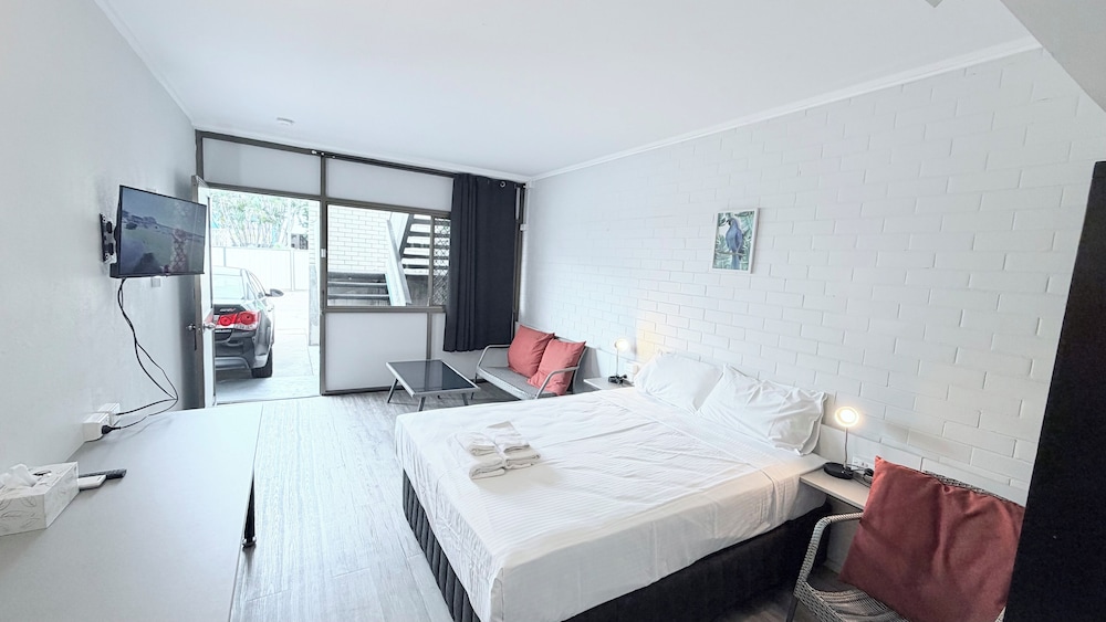 TROPICAL GATEWAY MOTOR INN 34/62