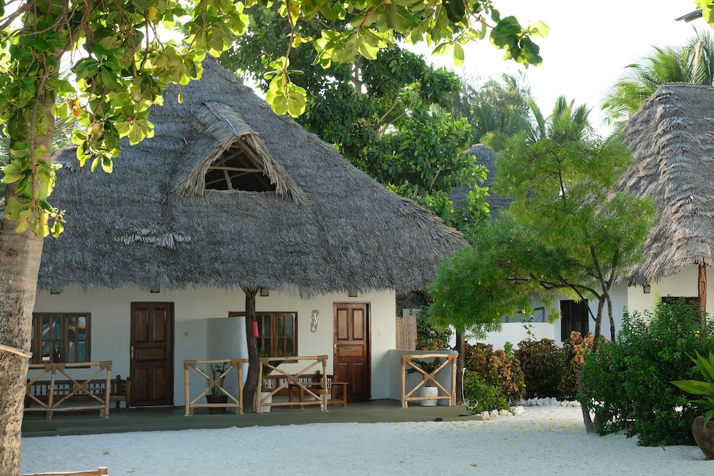 Makuti Beach Bungalows 4/65