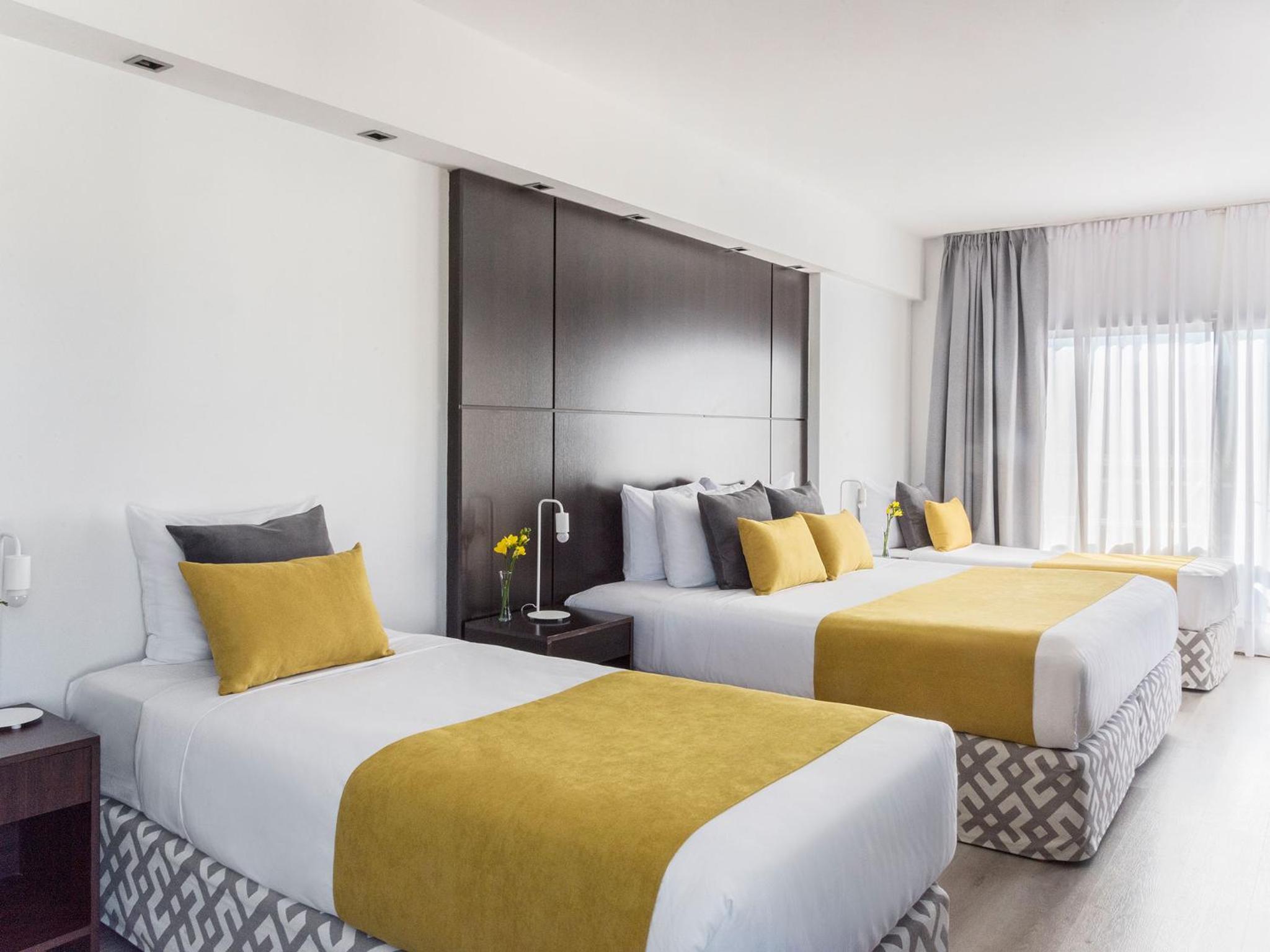Room, Quadruple