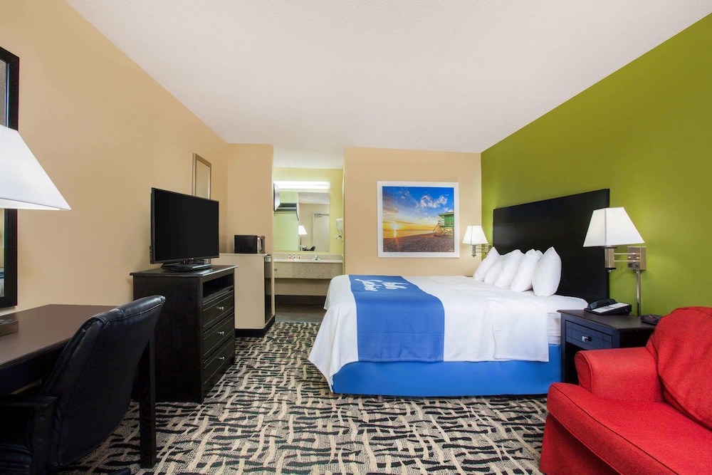 Days Inn by Wyndham Pensacola I-10 18/34