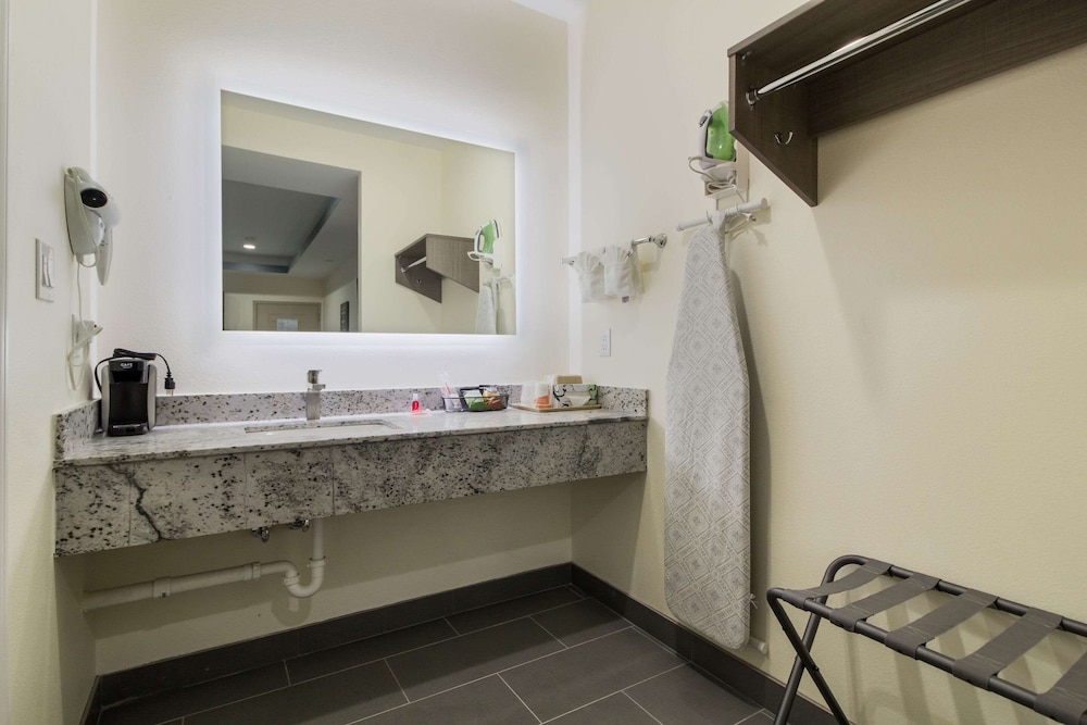 Econo Lodge Inn and Suites Humble Fm1960 Iah Airport 22/27