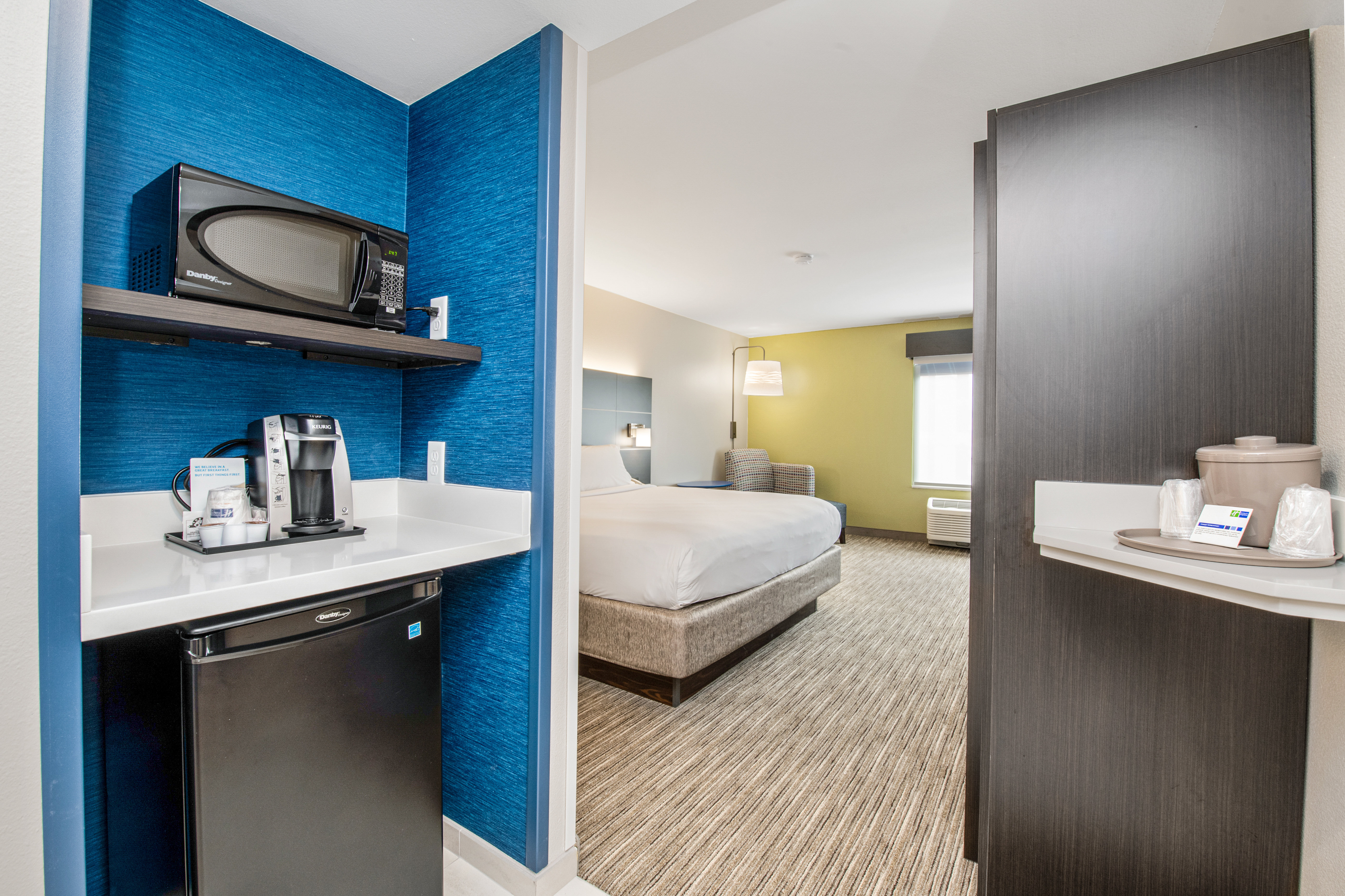 Holiday Inn Express Suites Delafield 10/36