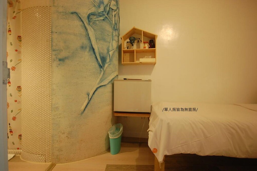 ROOM, SINGLE