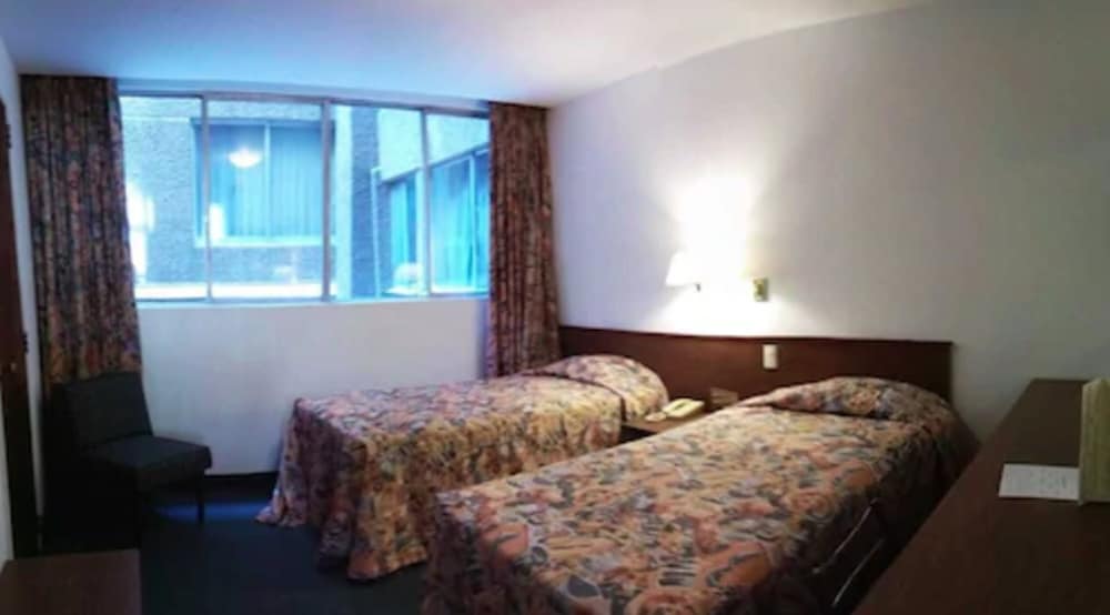 ROOM, TWIN BEDS