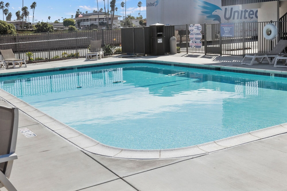 Motel6 Ventura, CA - Beach 39/58