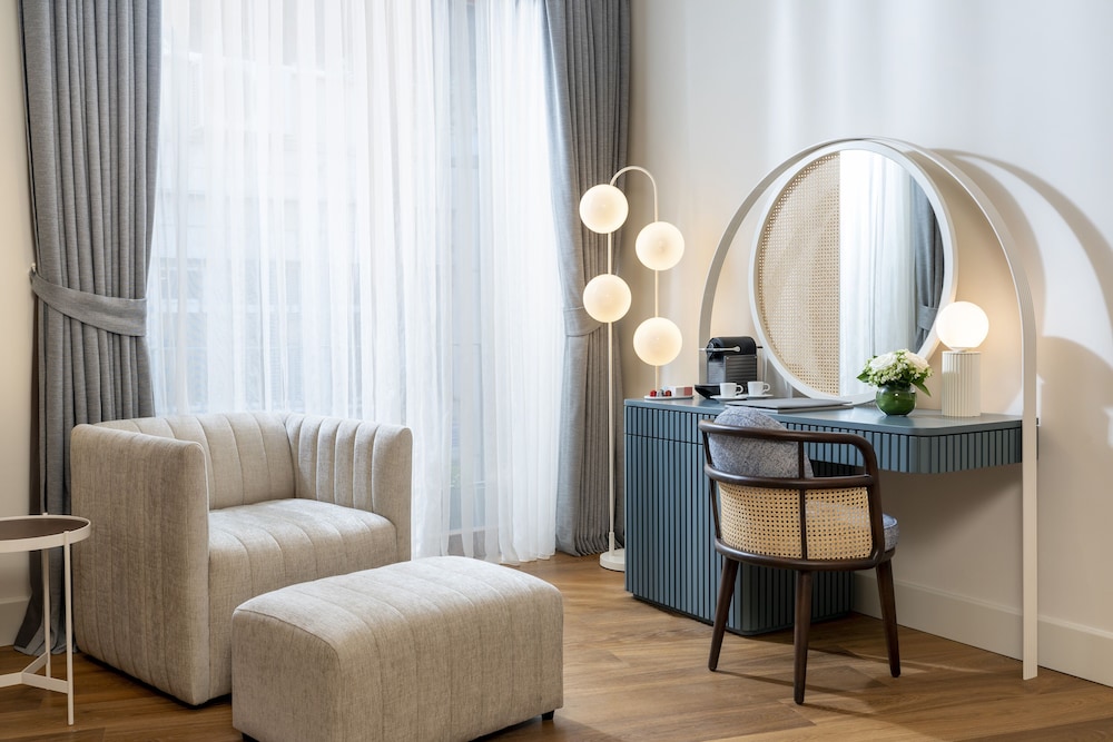 Ecole St. Pierre Hotel 28/50