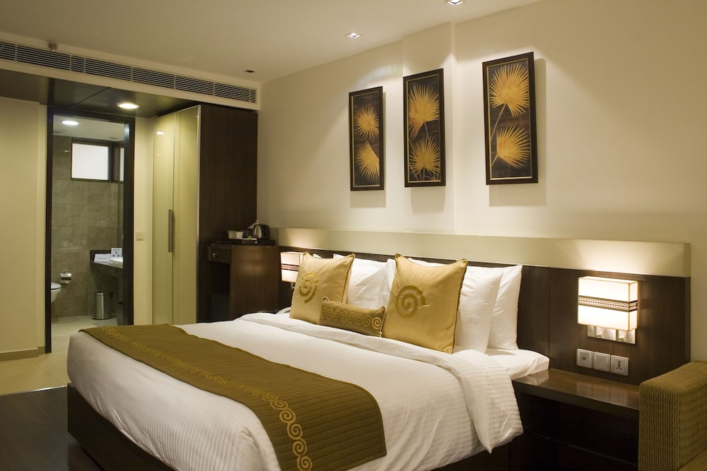 Shervani Nehru Palace Hotel 11/38