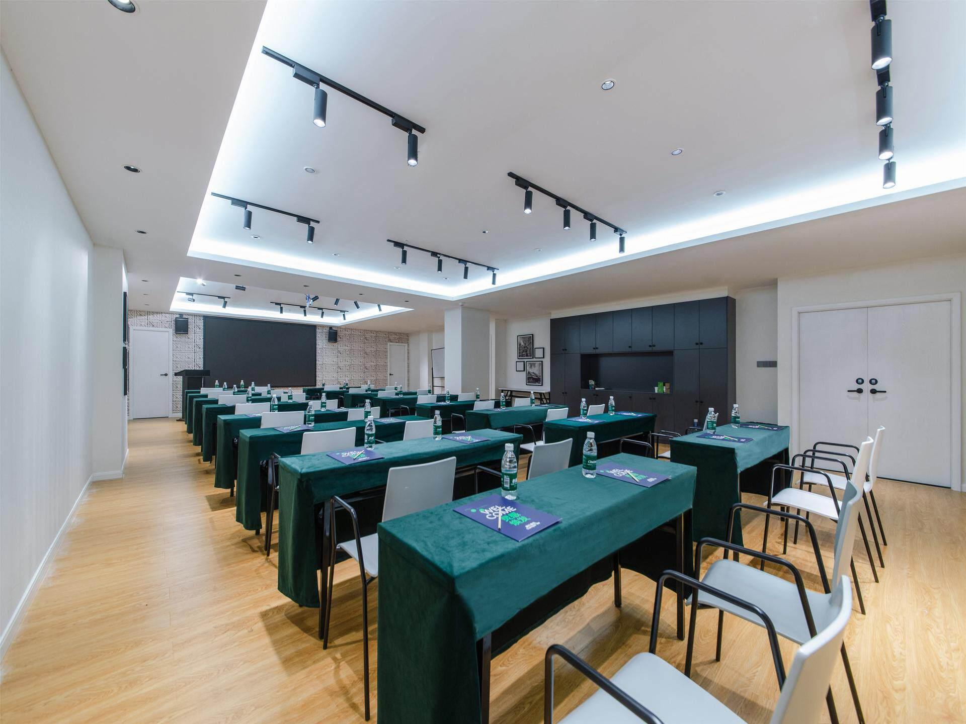 Campanile Hotel (Changsha Hongxing Desiqin Plaza) 36/41