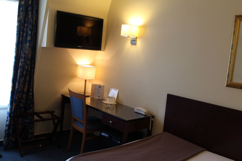 Hotel Saint Cyr Etoile 44/65