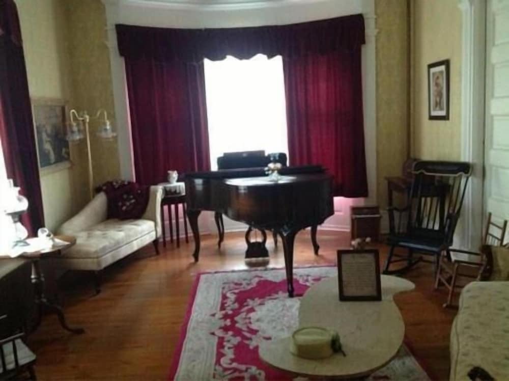 Victorian Charm Inn 35/47
