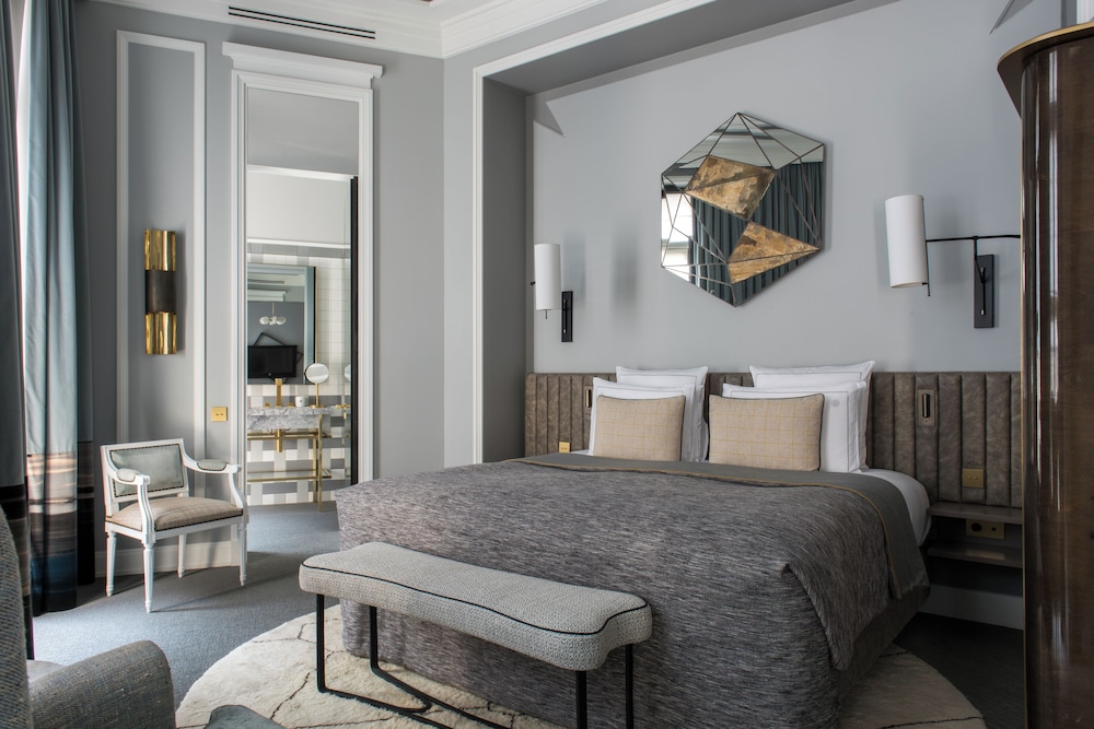 2 BEDROOMS, SUITE