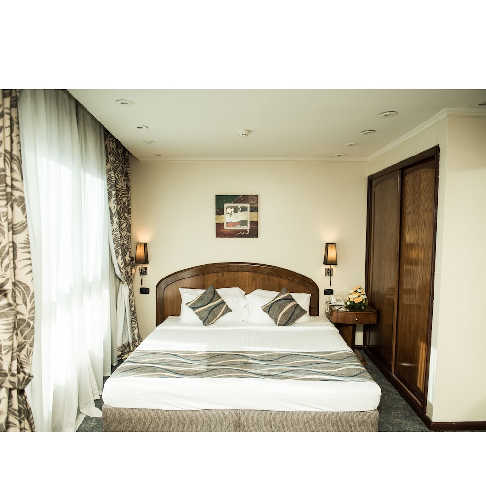 Cherry Maryski Hotel 8/50