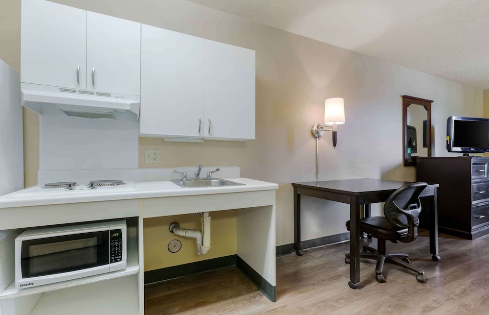 Extended Stay America Suites Phoenix Airport 27/37