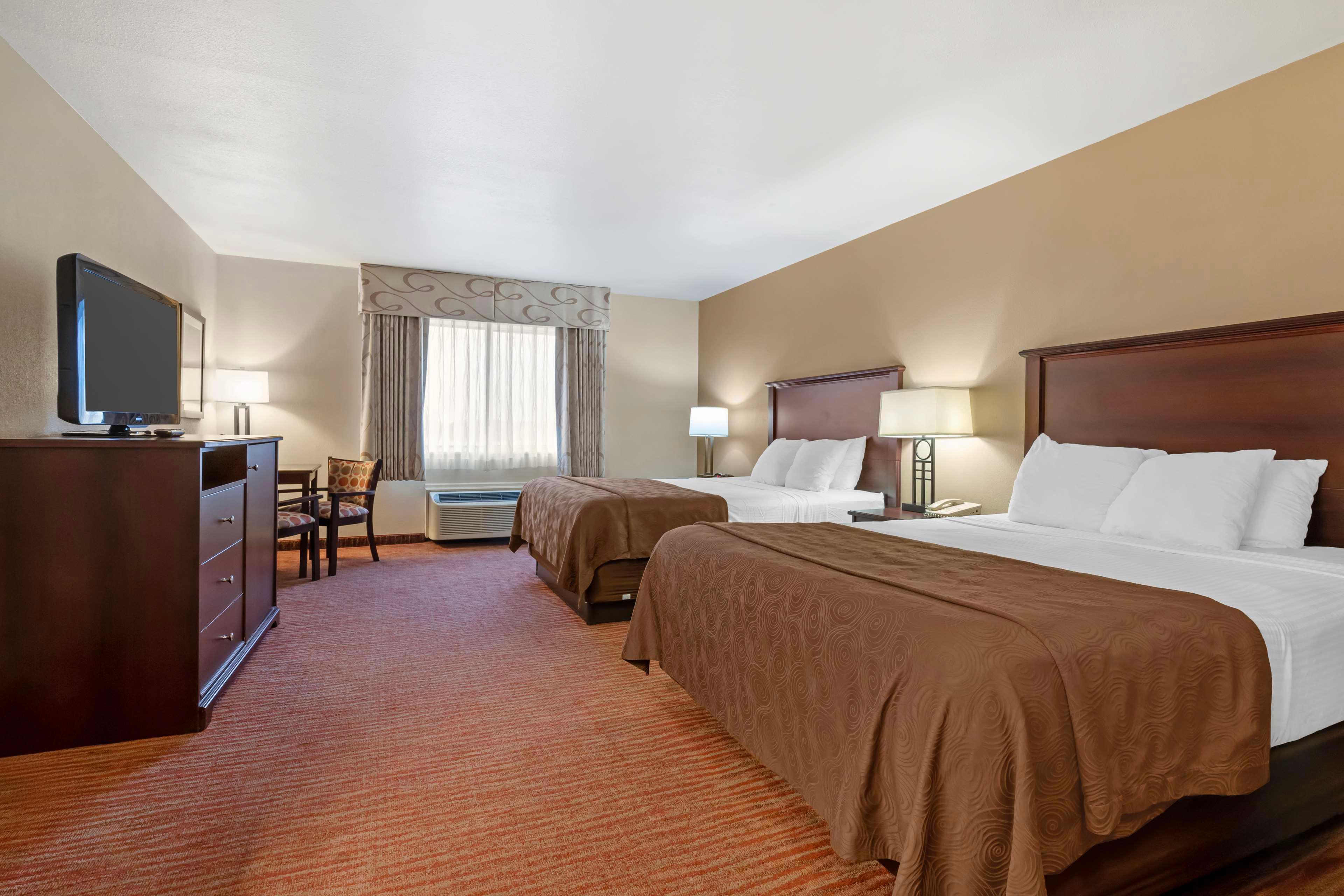 Room, 2 Queen Beds, Partial Lake View