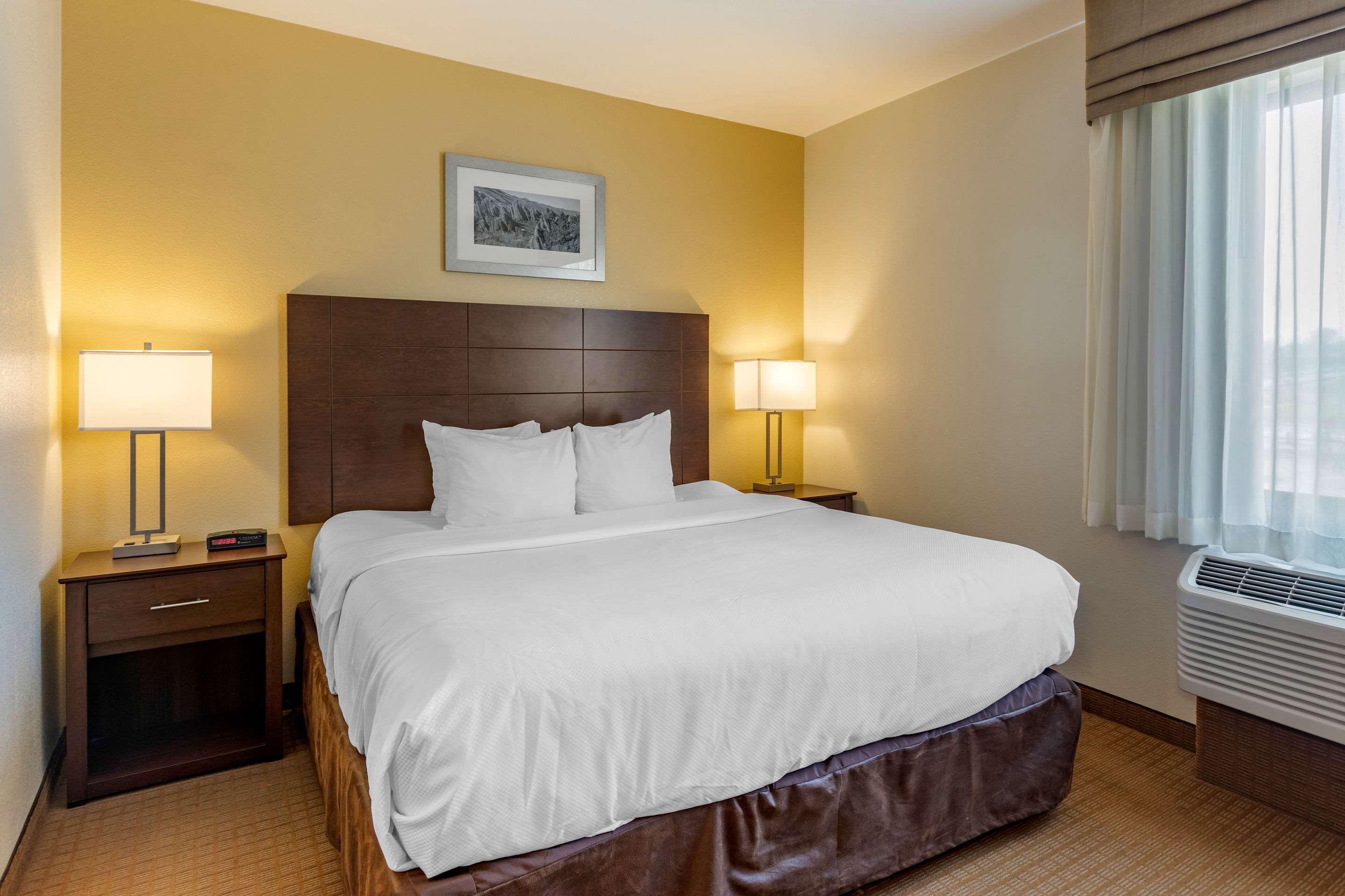 EFFICIENCY, SUITE, KING BED
