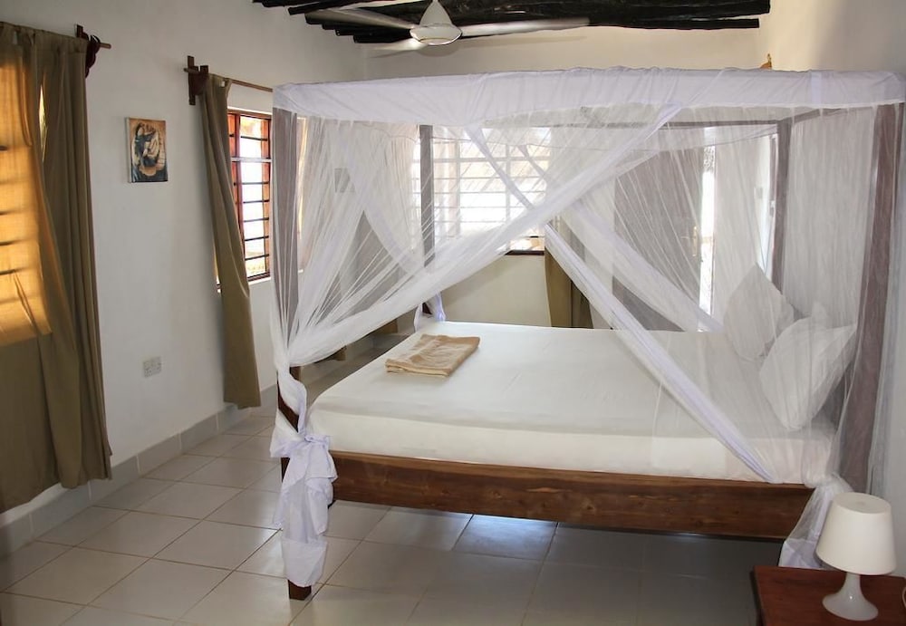 Makuti Beach Bungalows 15/65