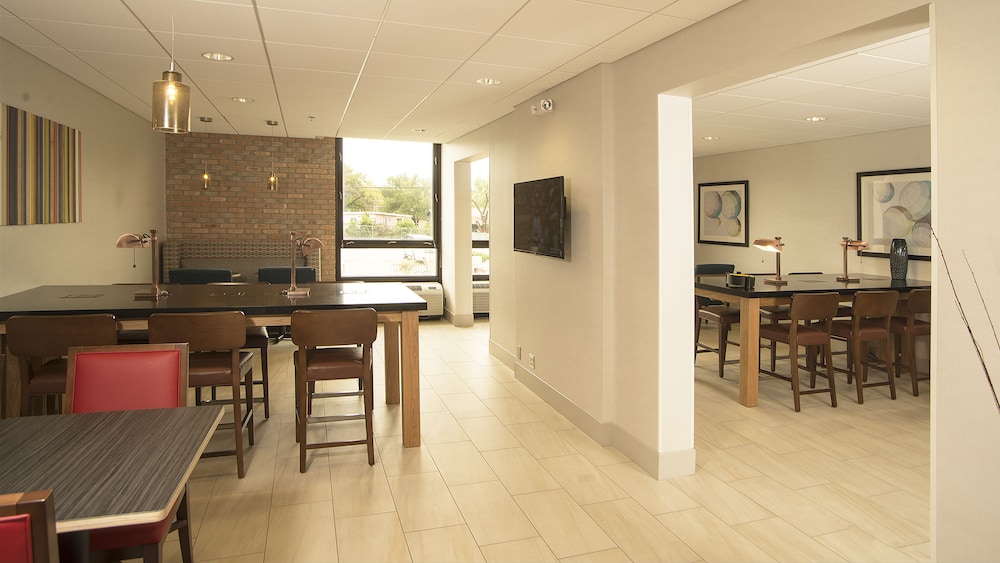 Holiday Inn Express San Antonio-Airport 41/57