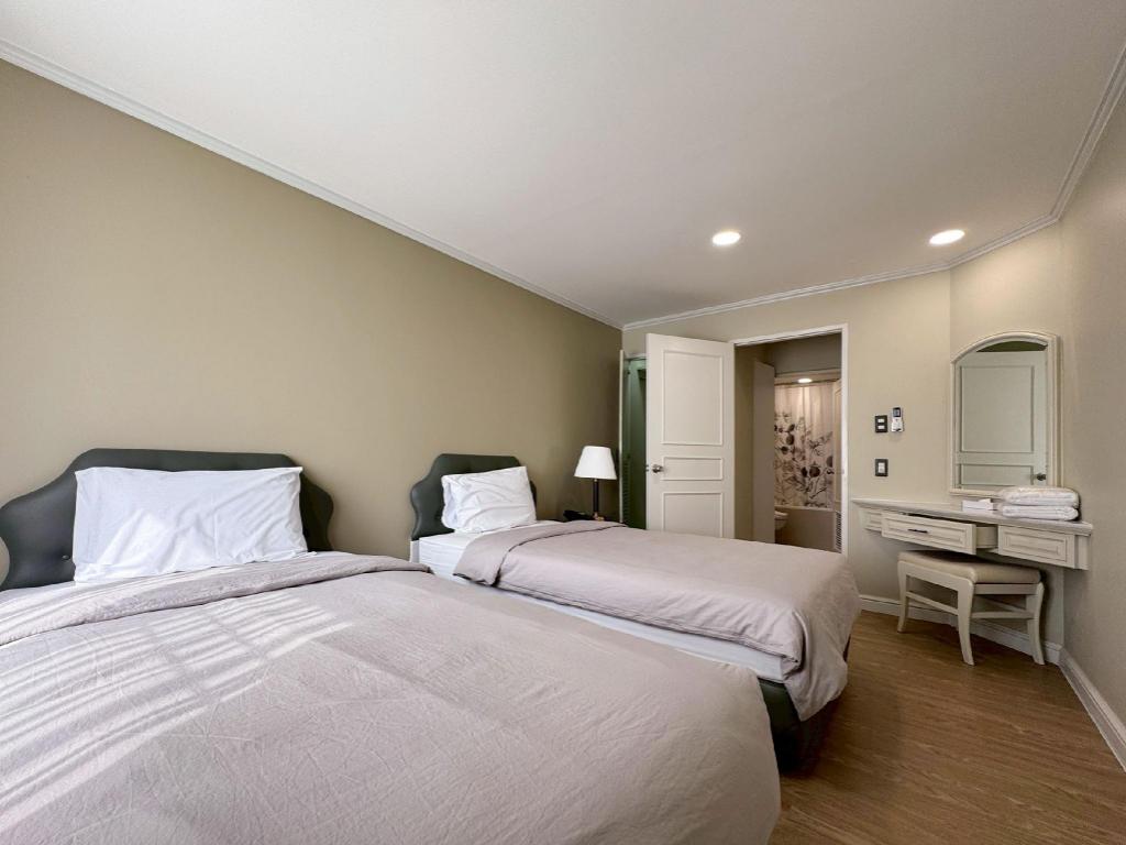 Renovated, Twin Beds, Low Floor