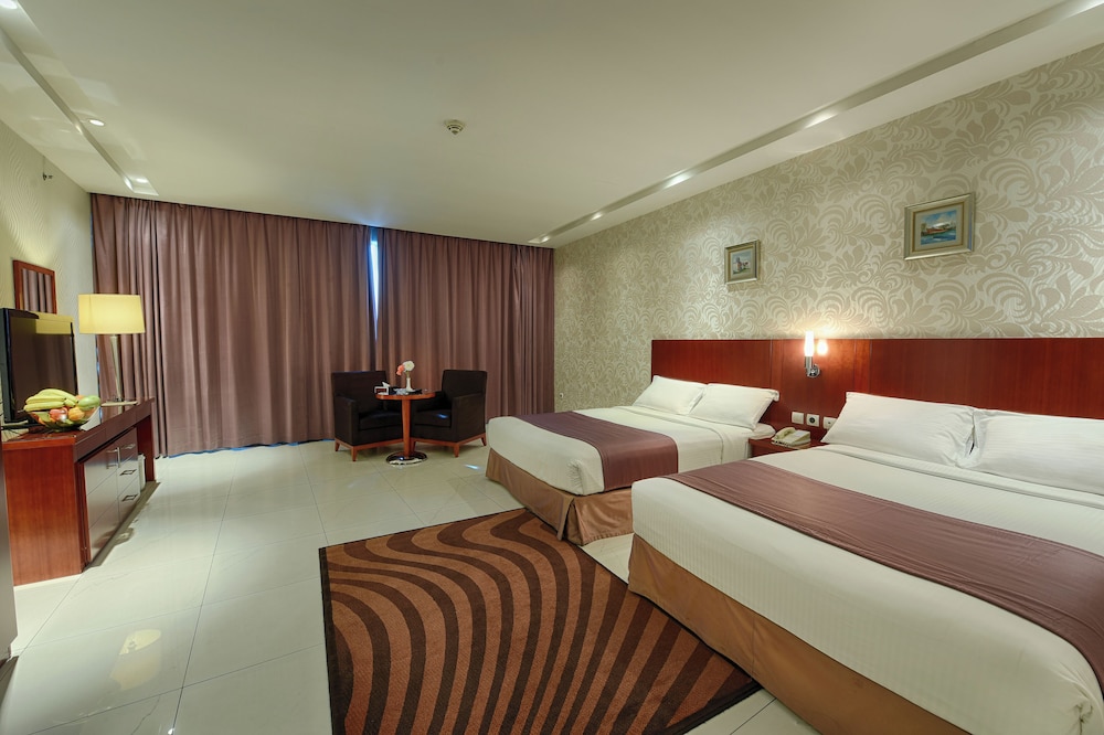 DELUXE, 2 QUEEN BEDS, CITY VIEW