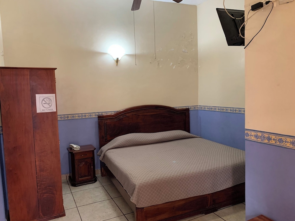 OYO Hotel Real De Cortes 15/28