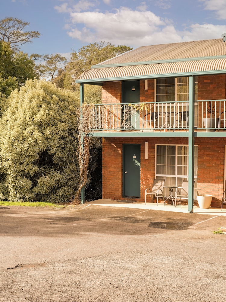 HEPBURN SPRINGS MOTOR INN 4/50