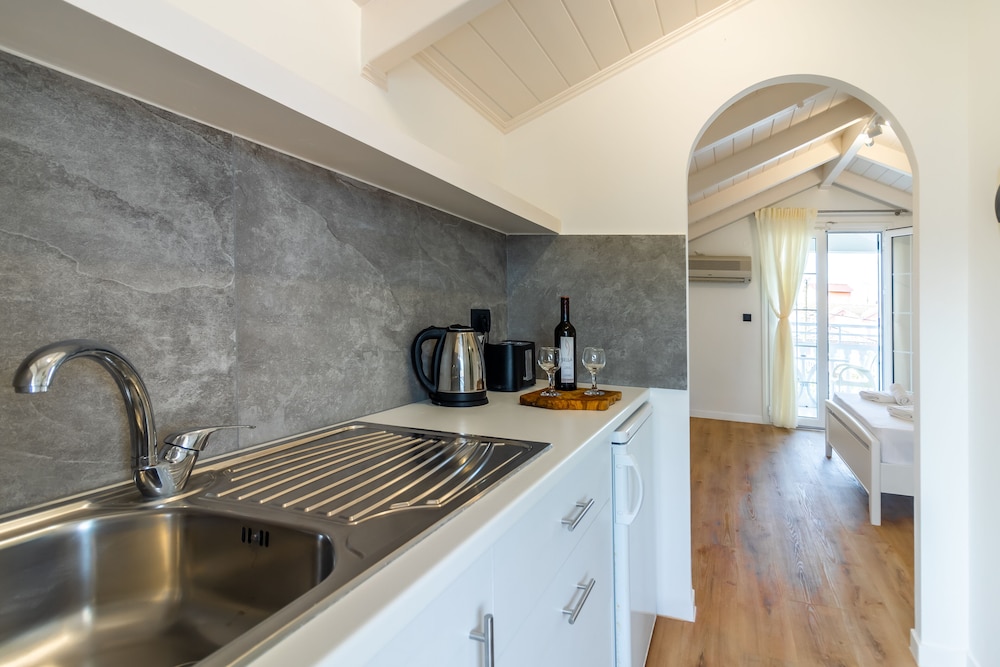 Alamis Apartments 50/50