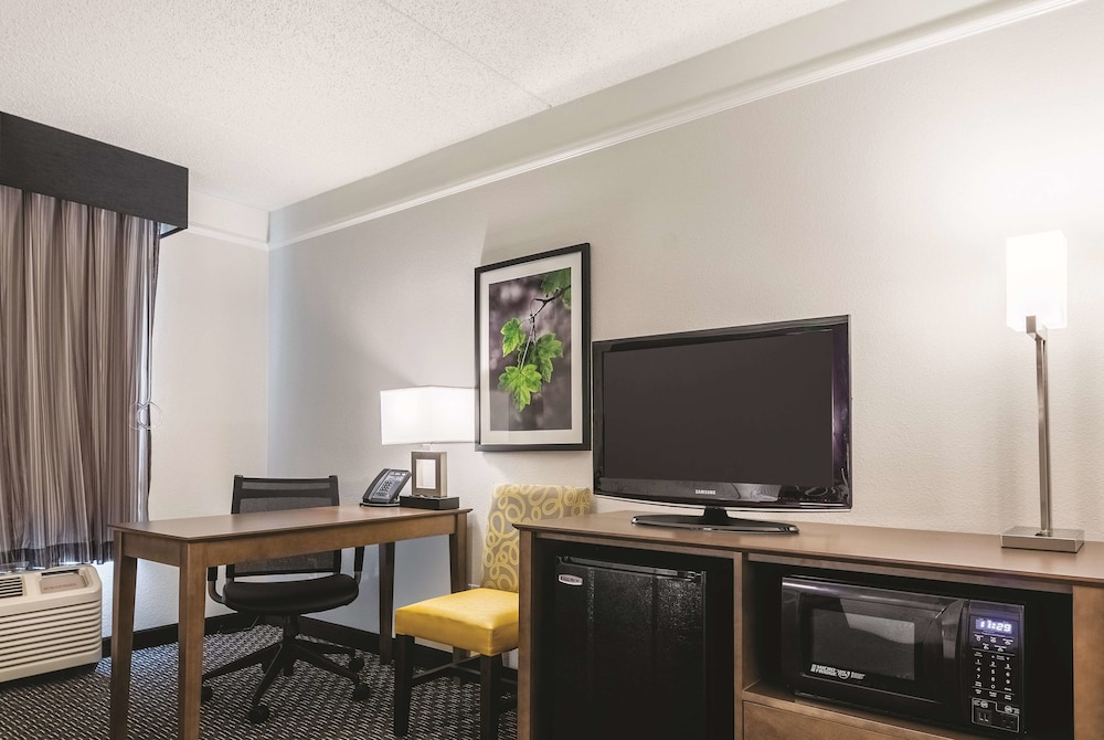 La Quinta Inn & Suites by Wyndham Alexandria Airport 26/48