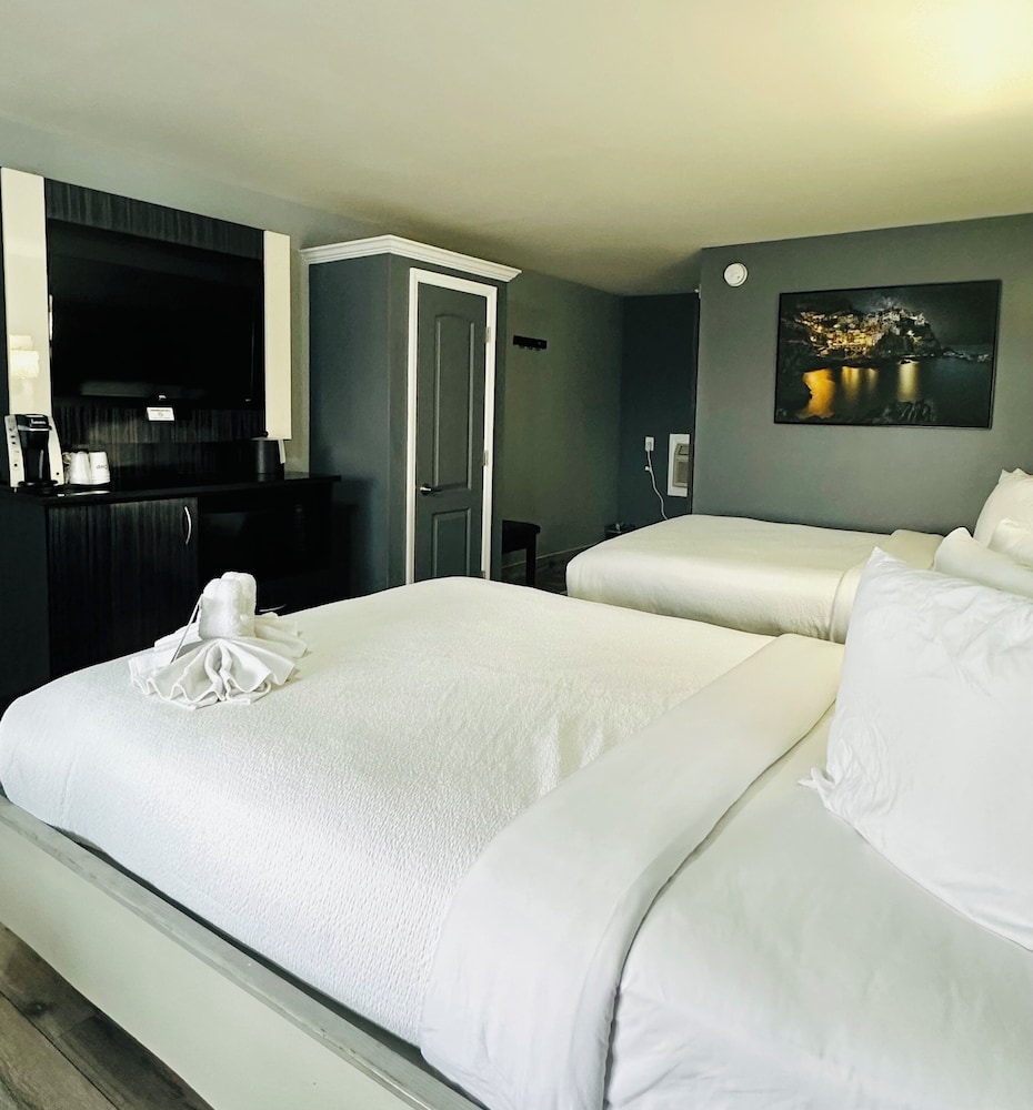 Standard, 2 Queen Beds, Bay View, Marion Motor Lodge 3/7