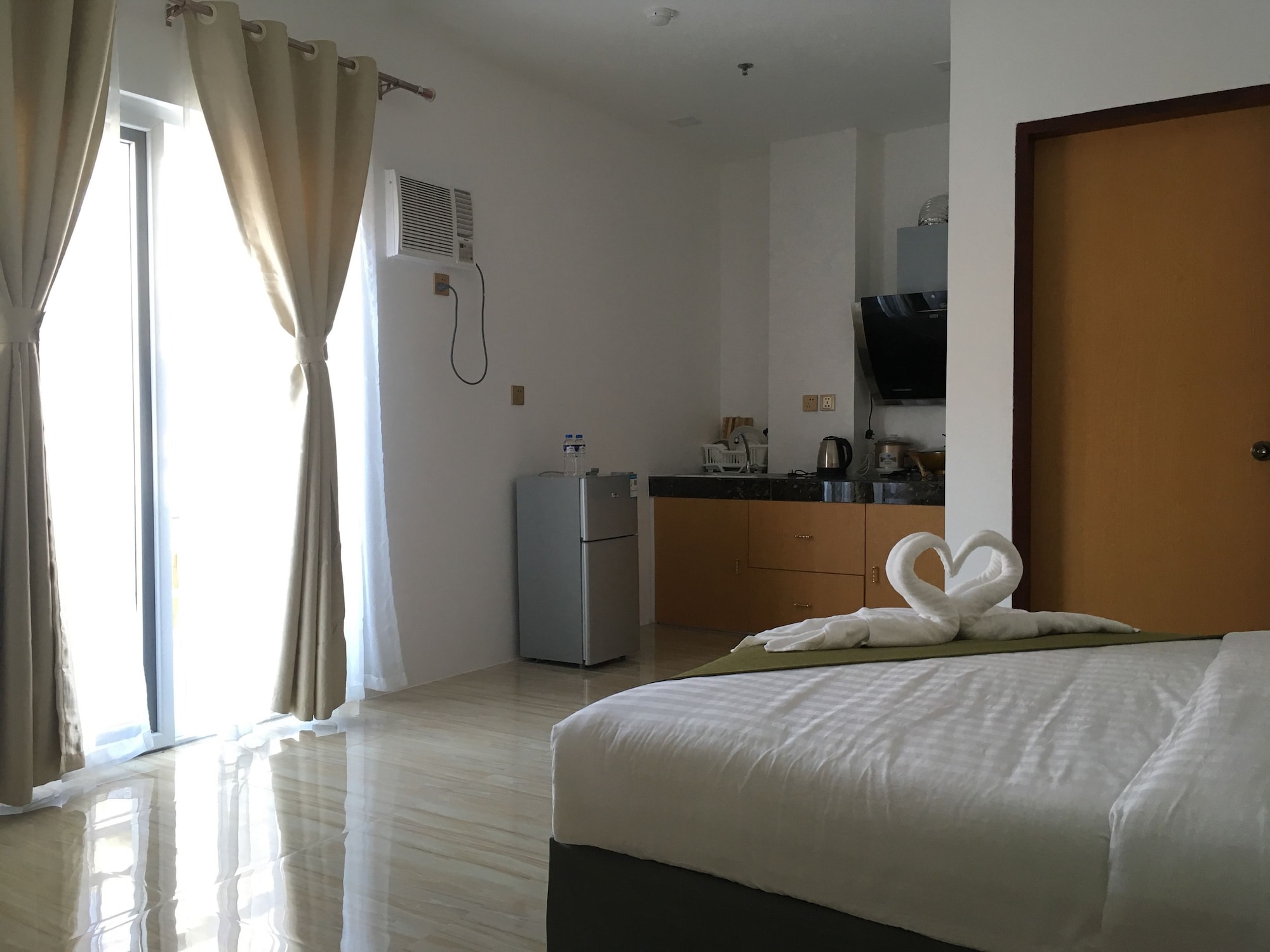 HONEYMOON, STUDIO, SUITE, MULTIPLE BEDS, KITCHENETTE