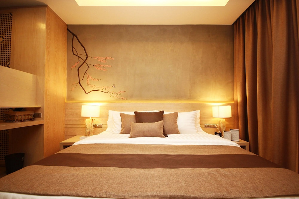 Chu Hotel 19/77