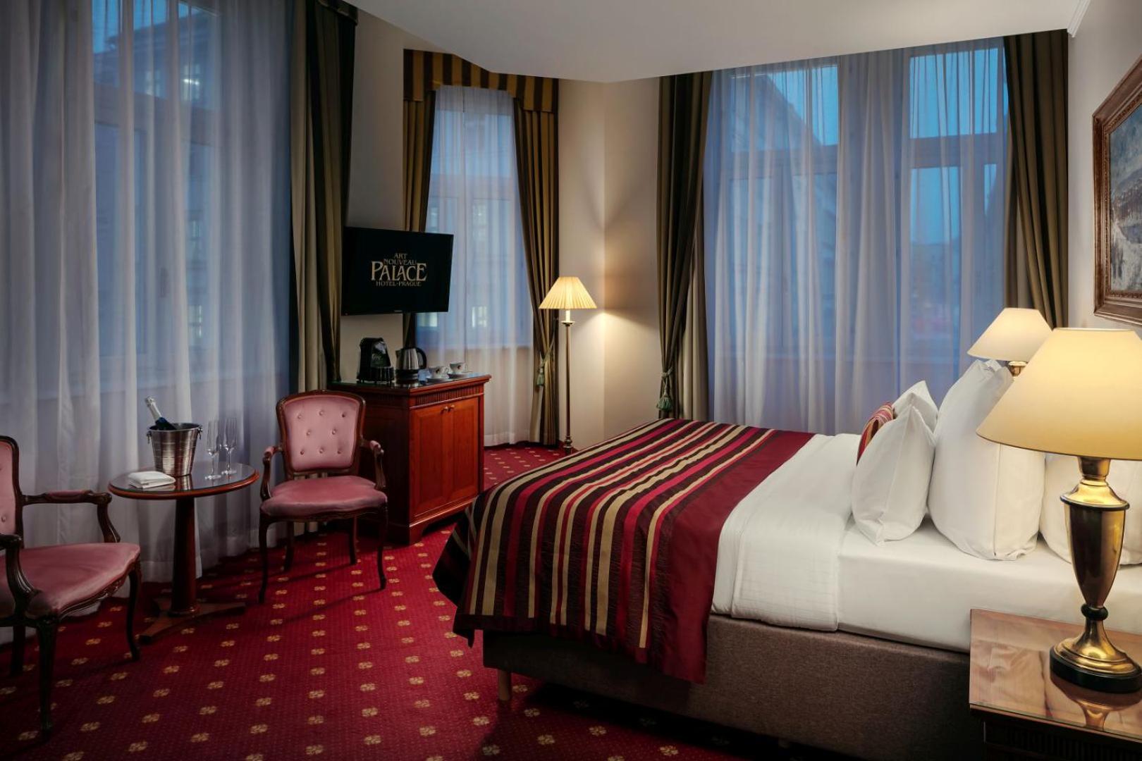غرفة تنفيذية بثلاثة أسرّة مع سرير إضافي