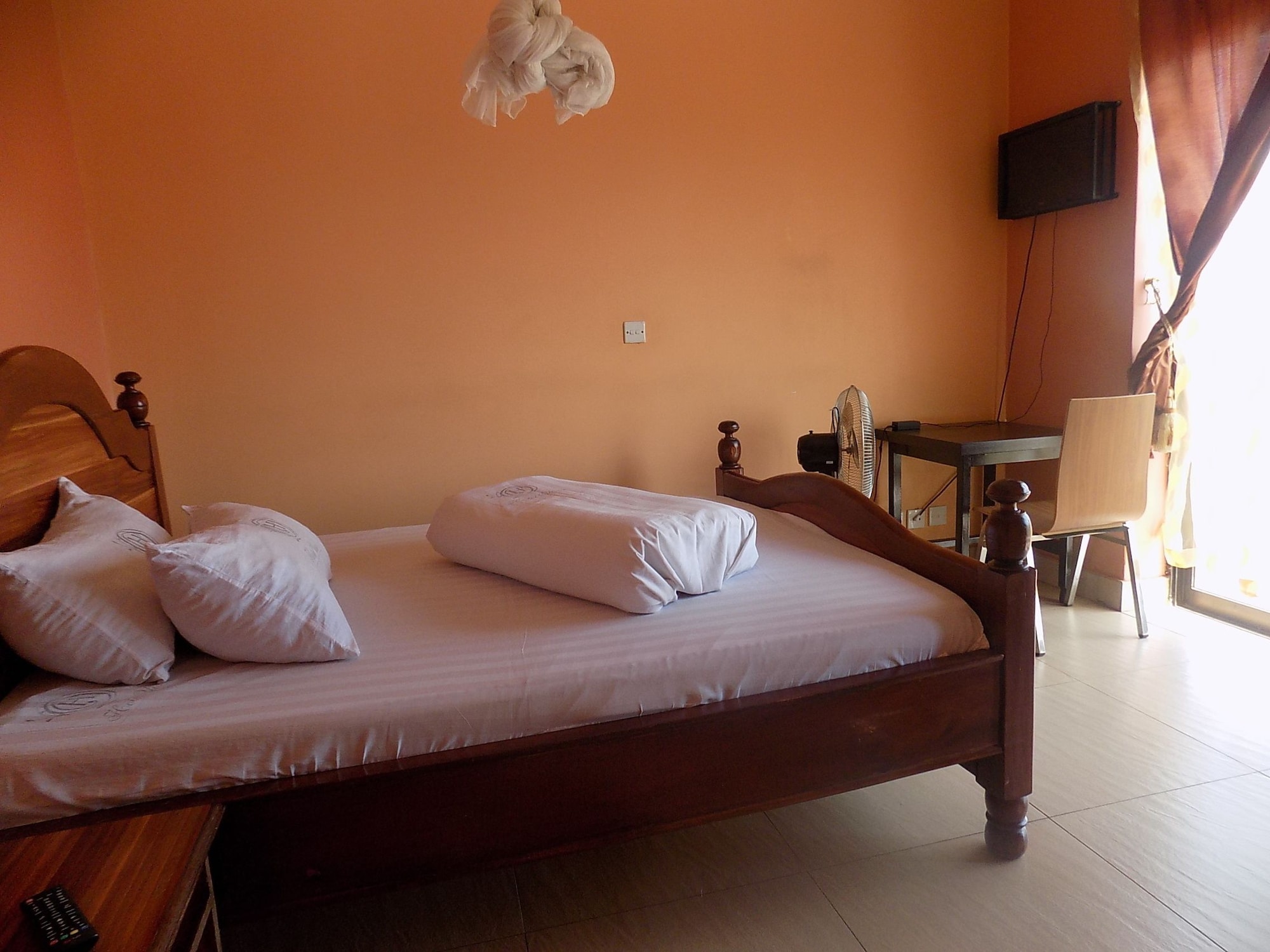 1 BEDROOM, APARTMENT, KITCHENETTE