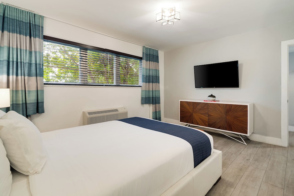 Deluxe One Bedroom Queen Suite